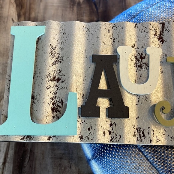 🏷️Excellent Condition Rustic Laundry Sign with Multicolor Letters - Picture 3 of 5